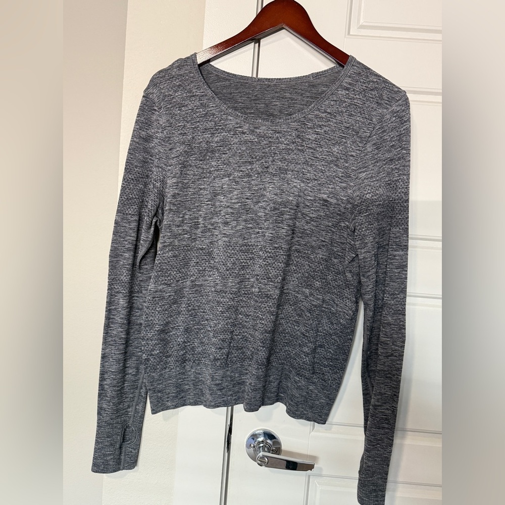 Lightly worn, grey lululemon women’s long sleeve top!